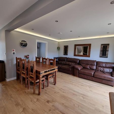 Crown Meadow - 4 Bedroom House - Heathrow - Excellentstays Colnbrook Екстериор снимка