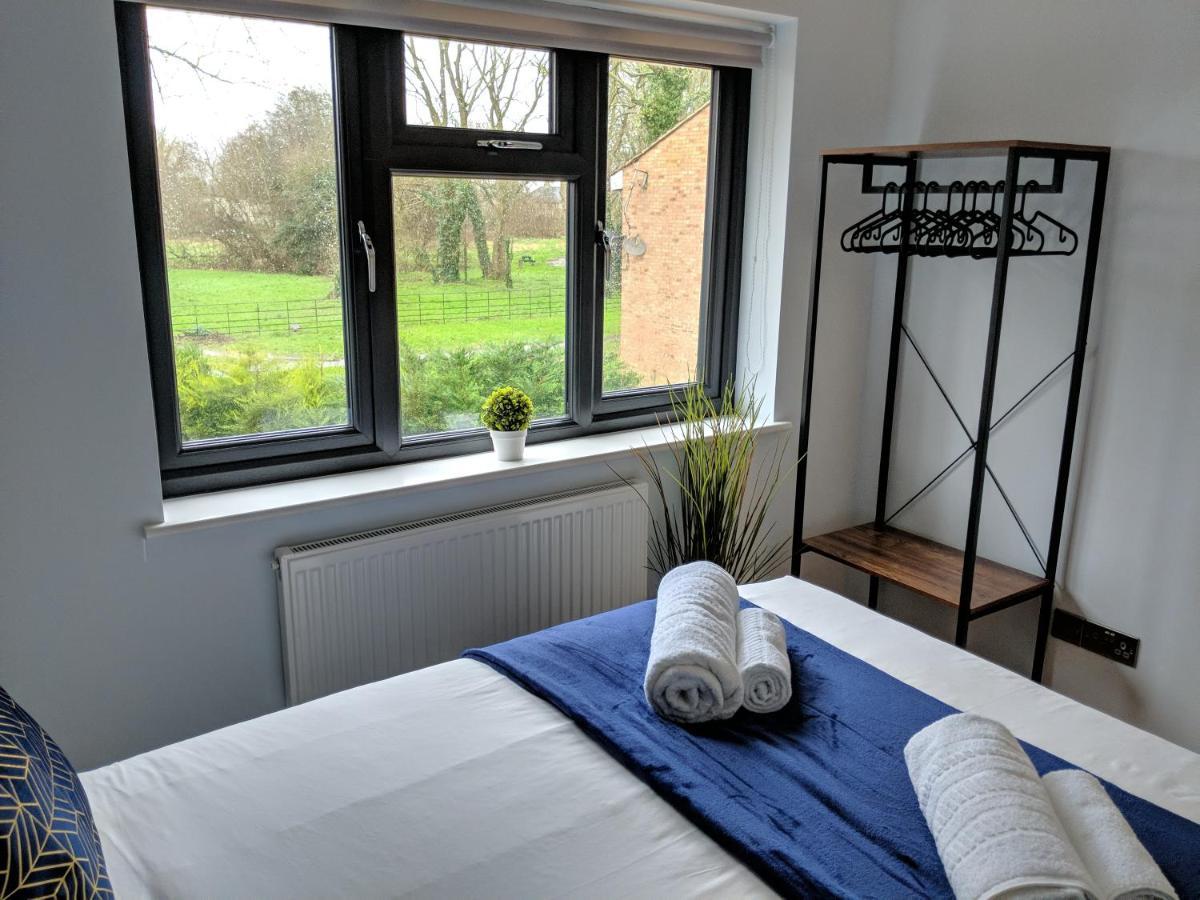 Crown Meadow - 4 Bedroom House - Heathrow - Excellentstays Colnbrook Екстериор снимка