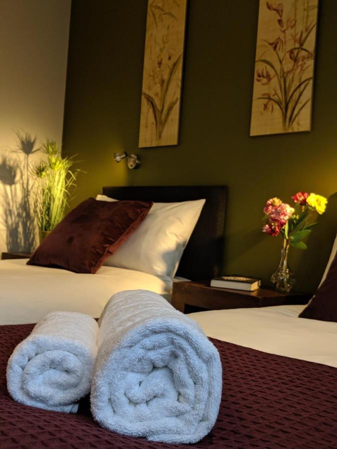Crown Meadow - 4 Bedroom House - Heathrow - Excellentstays Colnbrook Екстериор снимка