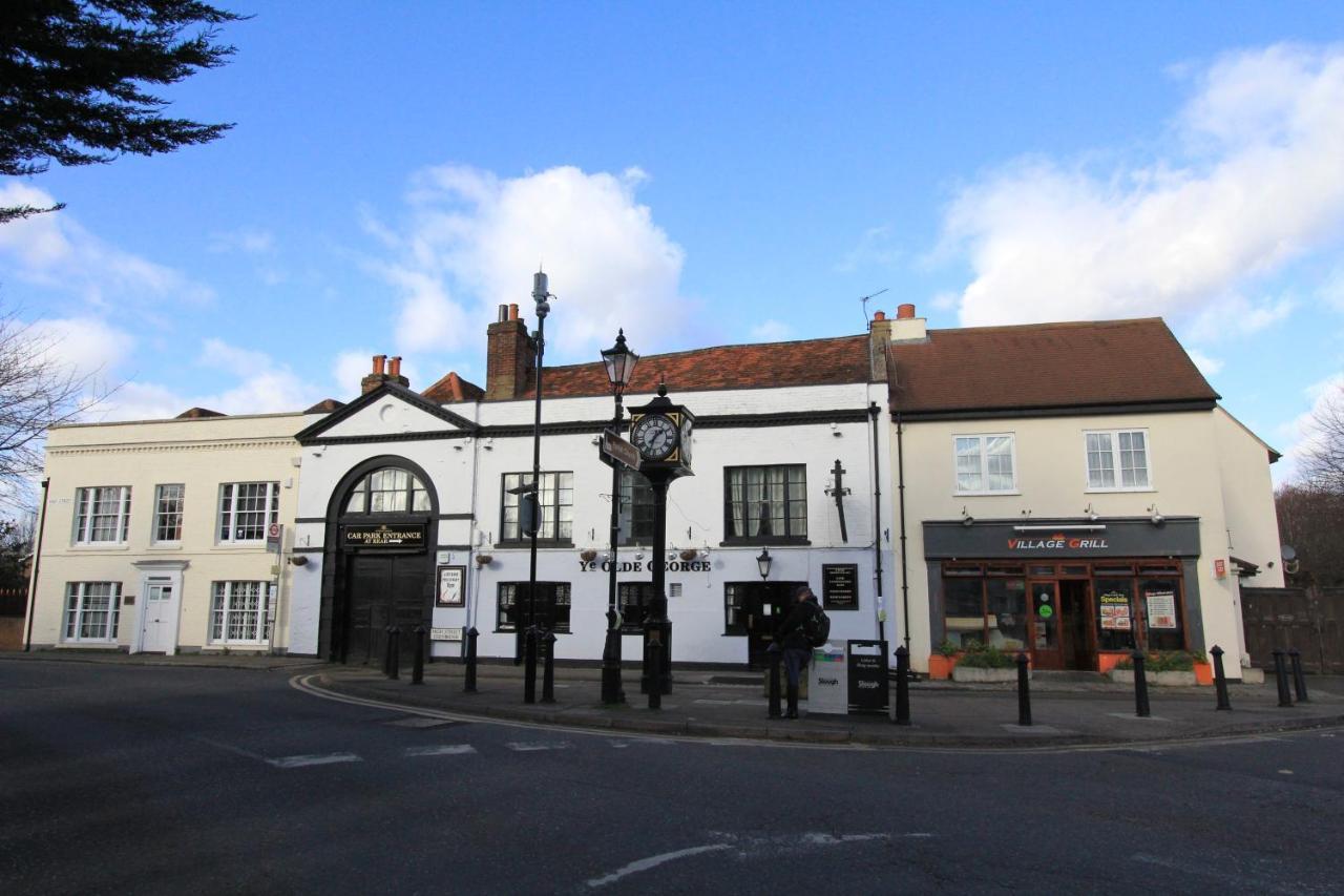 Crown Meadow - 4 Bedroom House - Heathrow - Excellentstays Colnbrook Екстериор снимка