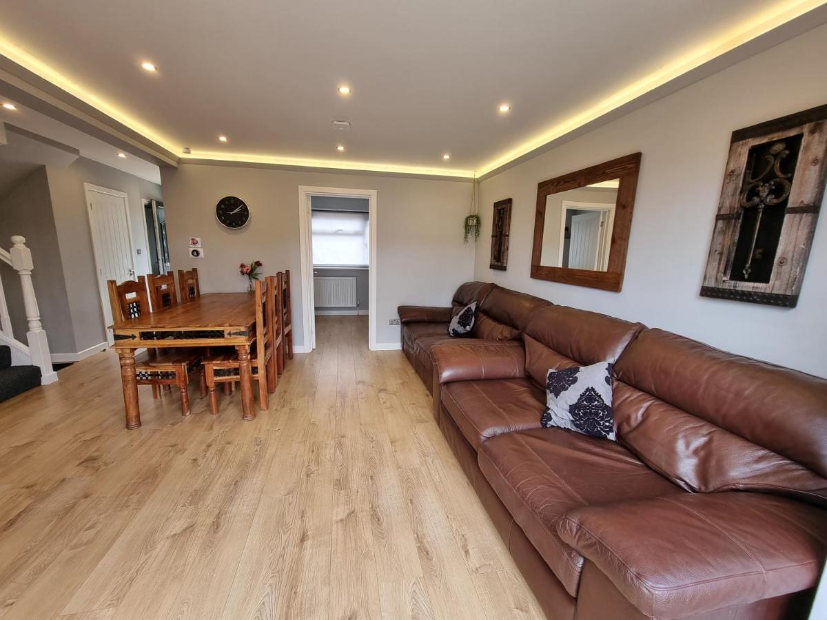 Crown Meadow - 4 Bedroom House - Heathrow - Excellentstays Colnbrook Екстериор снимка