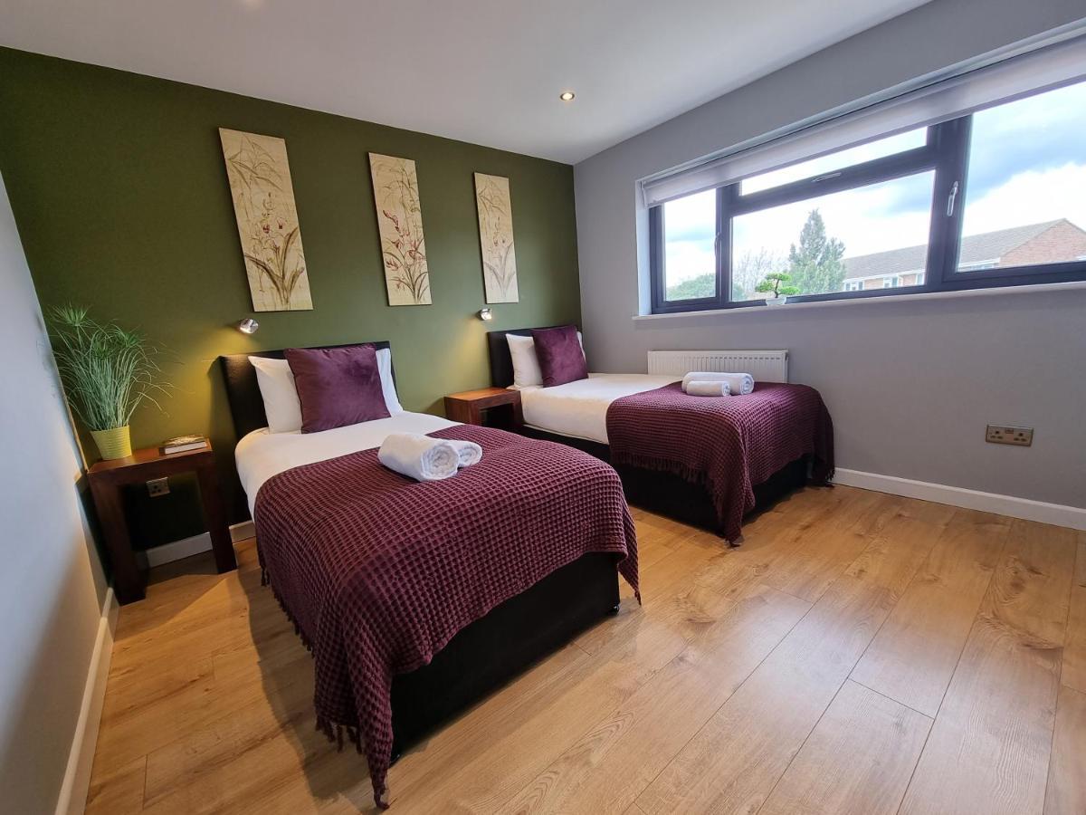 Crown Meadow - 4 Bedroom House - Heathrow - Excellentstays Colnbrook Екстериор снимка
