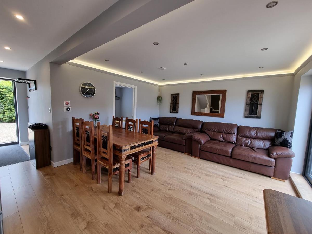 Crown Meadow - 4 Bedroom House - Heathrow - Excellentstays Colnbrook Екстериор снимка