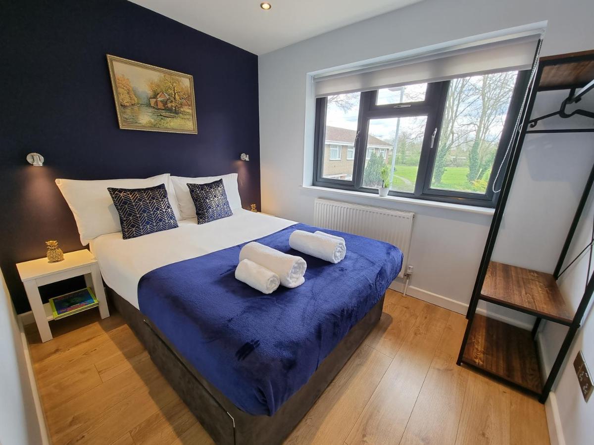 Crown Meadow - 4 Bedroom House - Heathrow - Excellentstays Colnbrook Екстериор снимка