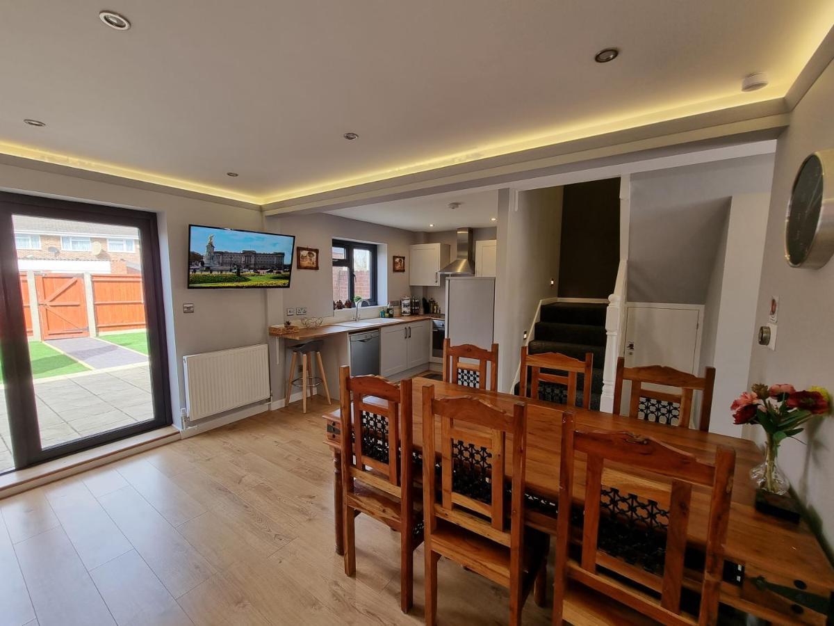 Crown Meadow - 4 Bedroom House - Heathrow - Excellentstays Colnbrook Екстериор снимка
