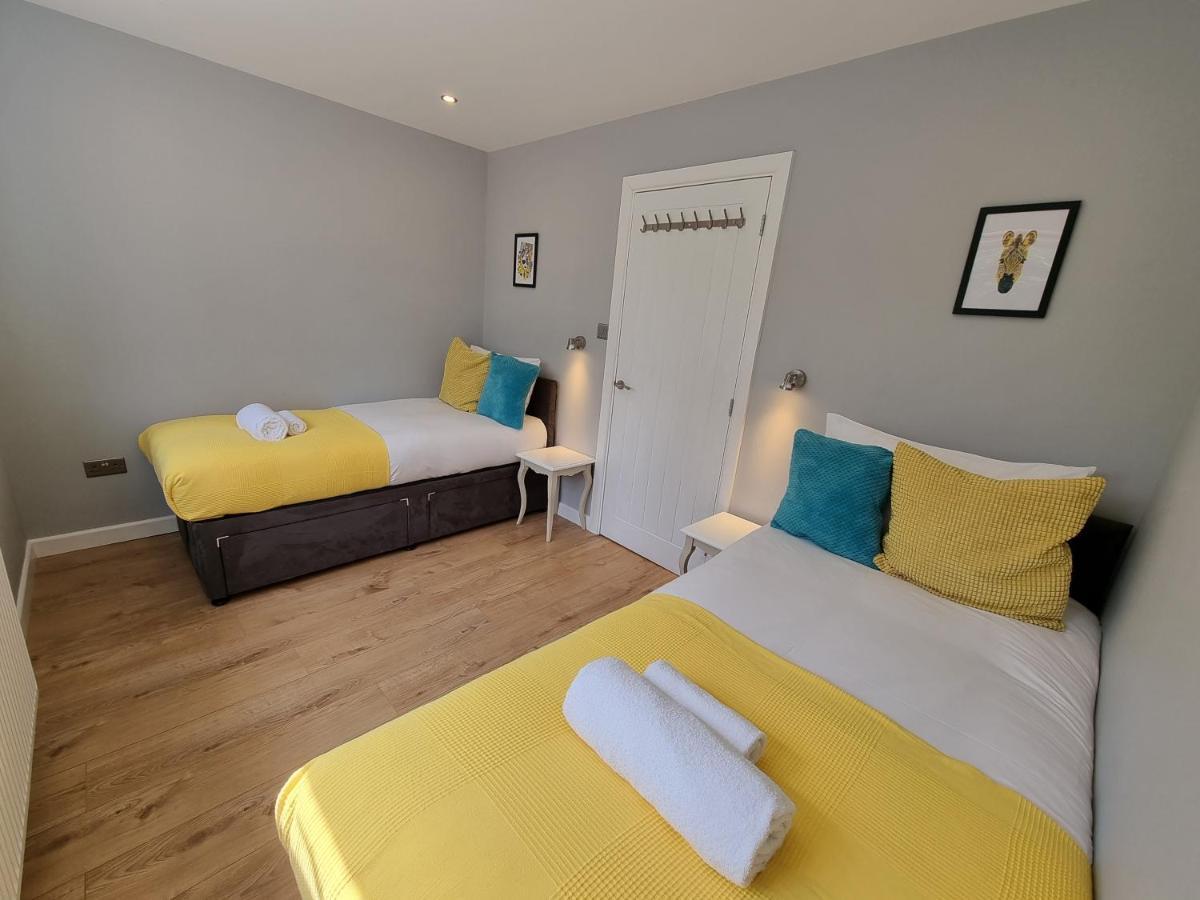 Crown Meadow - 4 Bedroom House - Heathrow - Excellentstays Colnbrook Екстериор снимка
