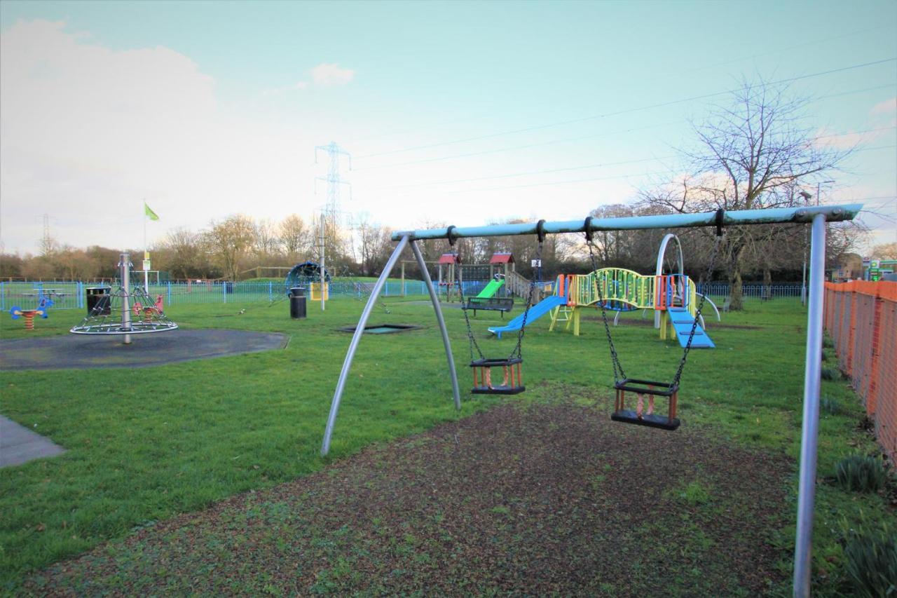 Crown Meadow - 4 Bedroom House - Heathrow - Excellentstays Colnbrook Екстериор снимка