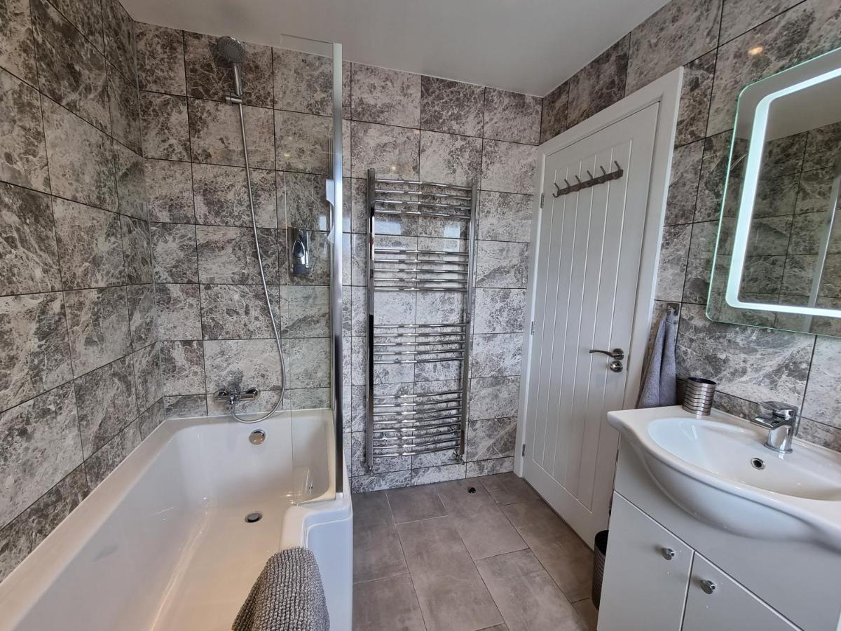 Crown Meadow - 4 Bedroom House - Heathrow - Excellentstays Colnbrook Екстериор снимка