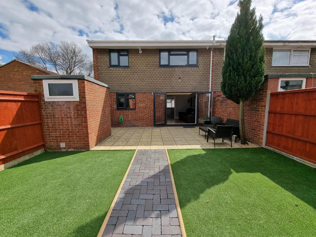 Crown Meadow - 4 Bedroom House - Heathrow - Excellentstays Colnbrook Екстериор снимка