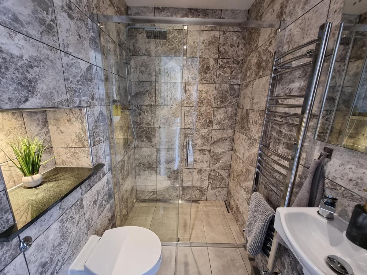 Crown Meadow - 4 Bedroom House - Heathrow - Excellentstays Colnbrook Екстериор снимка
