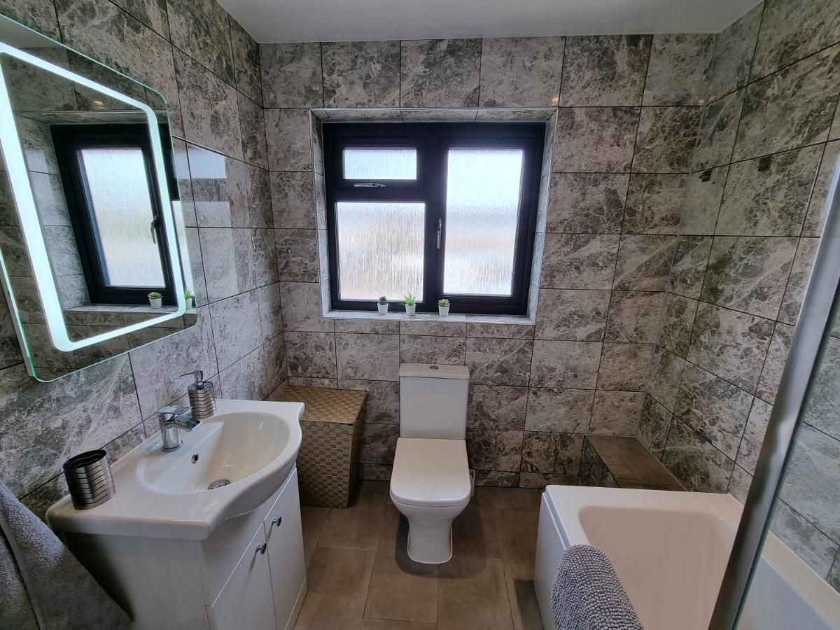 Crown Meadow - 4 Bedroom House - Heathrow - Excellentstays Colnbrook Екстериор снимка