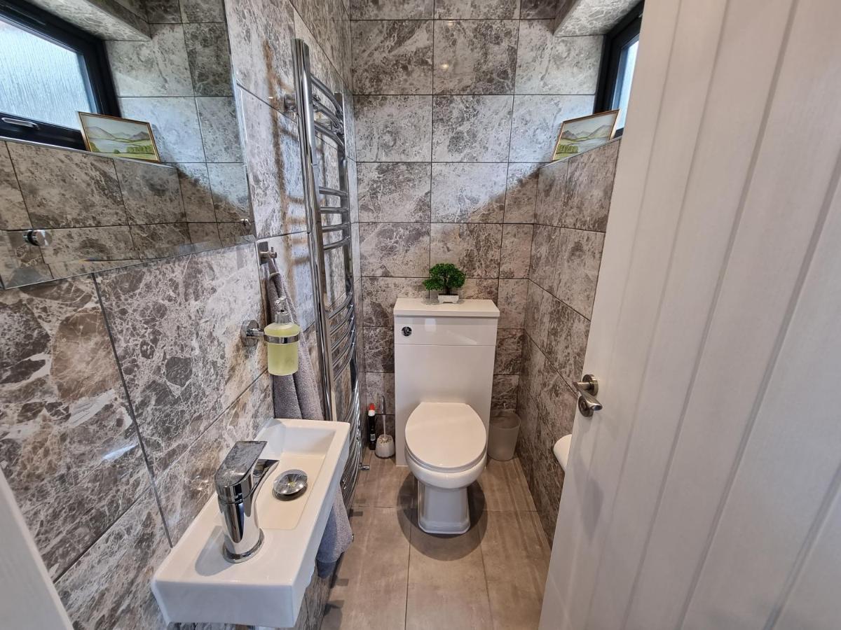 Crown Meadow - 4 Bedroom House - Heathrow - Excellentstays Colnbrook Екстериор снимка