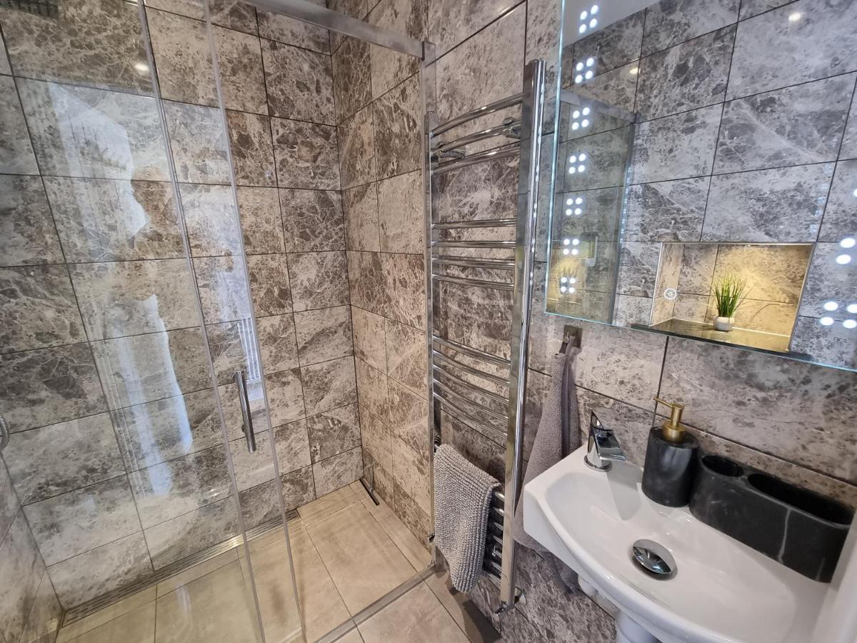 Crown Meadow - 4 Bedroom House - Heathrow - Excellentstays Colnbrook Екстериор снимка